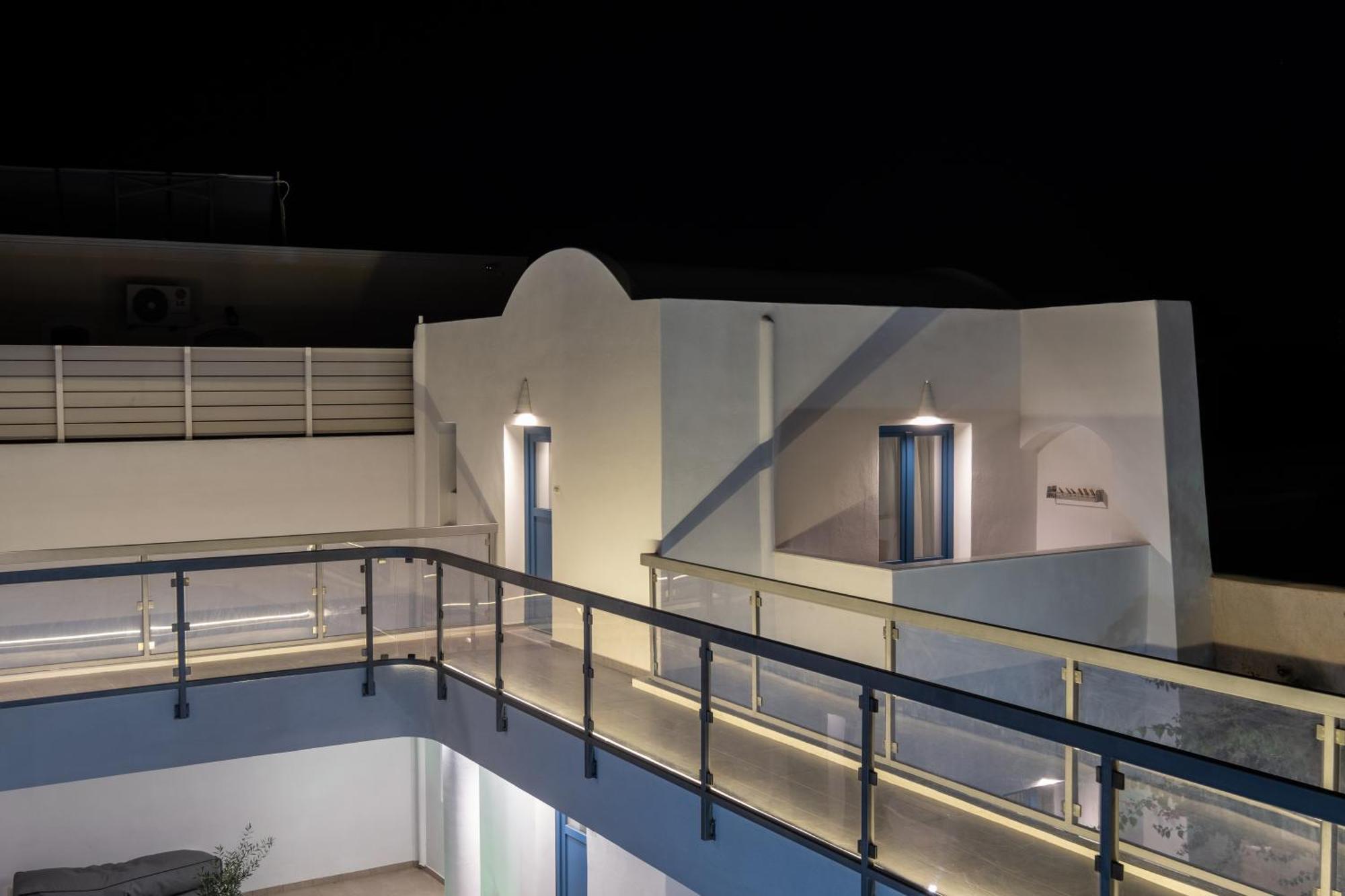 Tristhenia Aparthotel Perissa  Bagian luar foto
