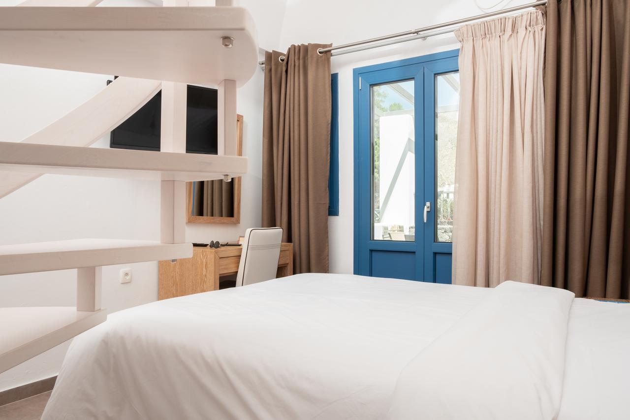 Tristhenia Aparthotel Perissa  Bagian luar foto