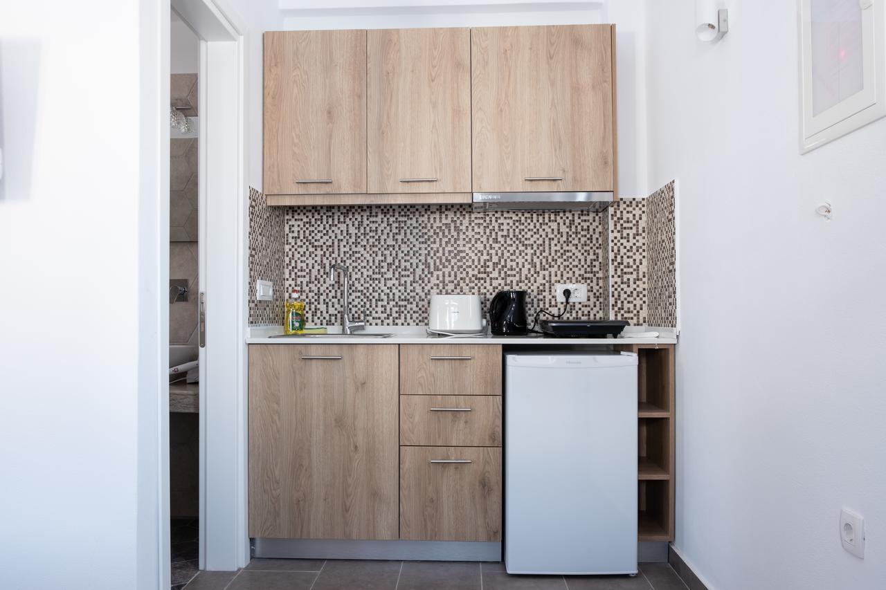 Tristhenia Aparthotel Perissa  Bagian luar foto
