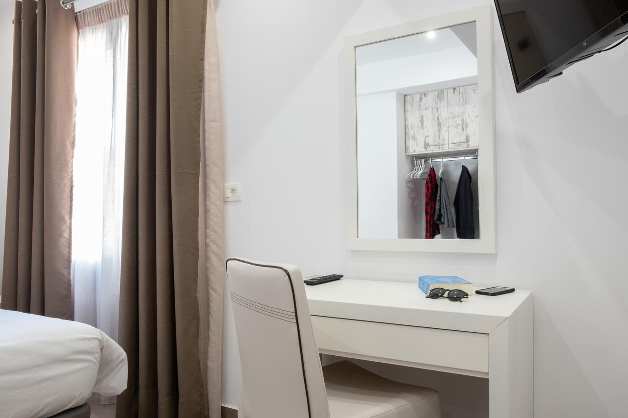 Tristhenia Aparthotel Perissa  Bagian luar foto