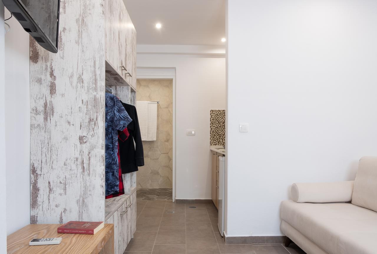 Tristhenia Aparthotel Perissa  Bagian luar foto