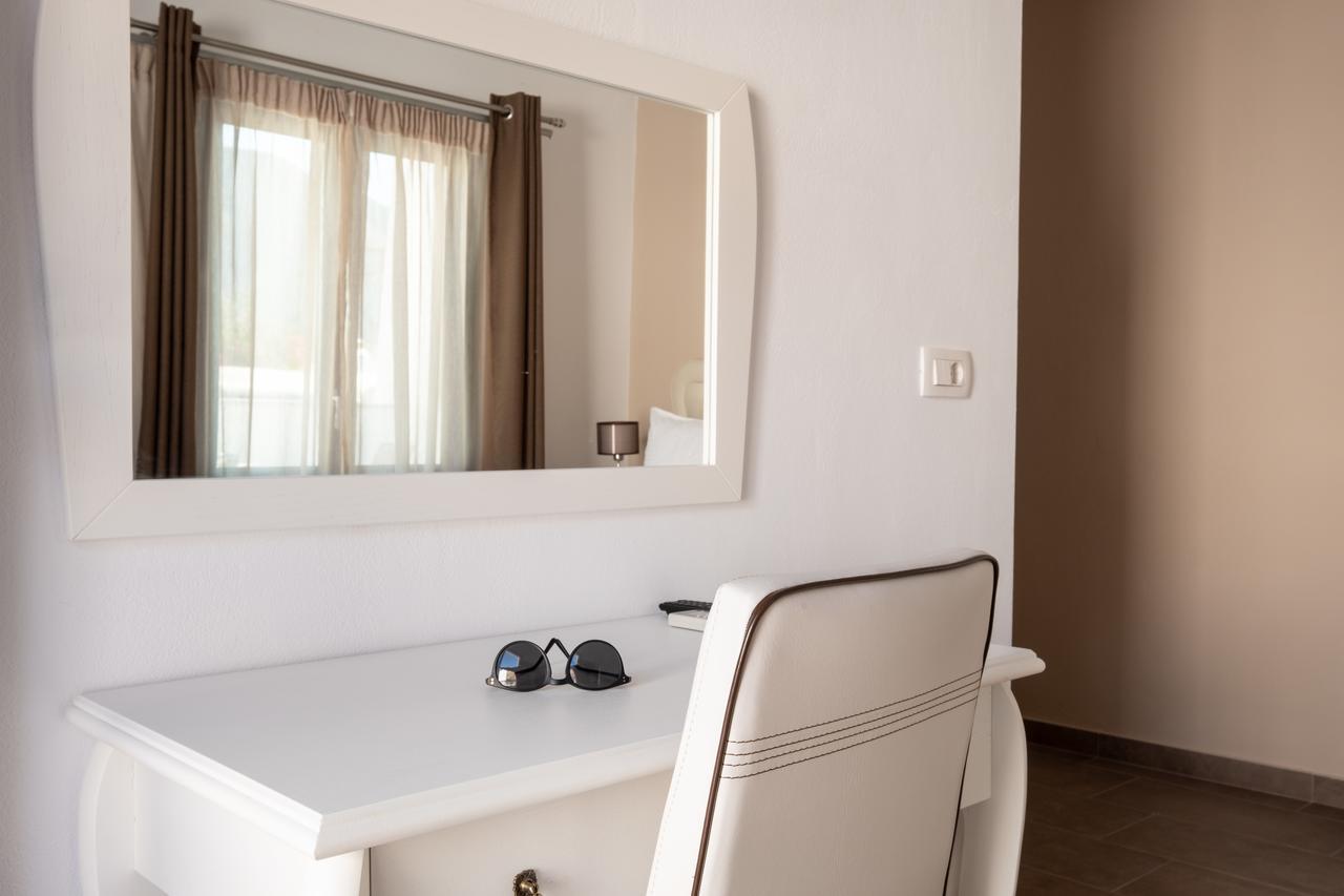 Tristhenia Aparthotel Perissa  Bagian luar foto