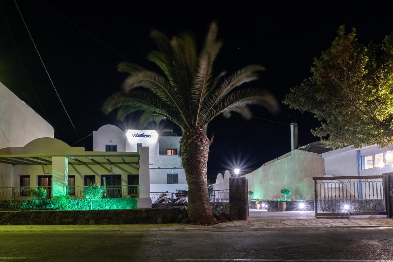 Tristhenia Aparthotel Perissa  Bagian luar foto